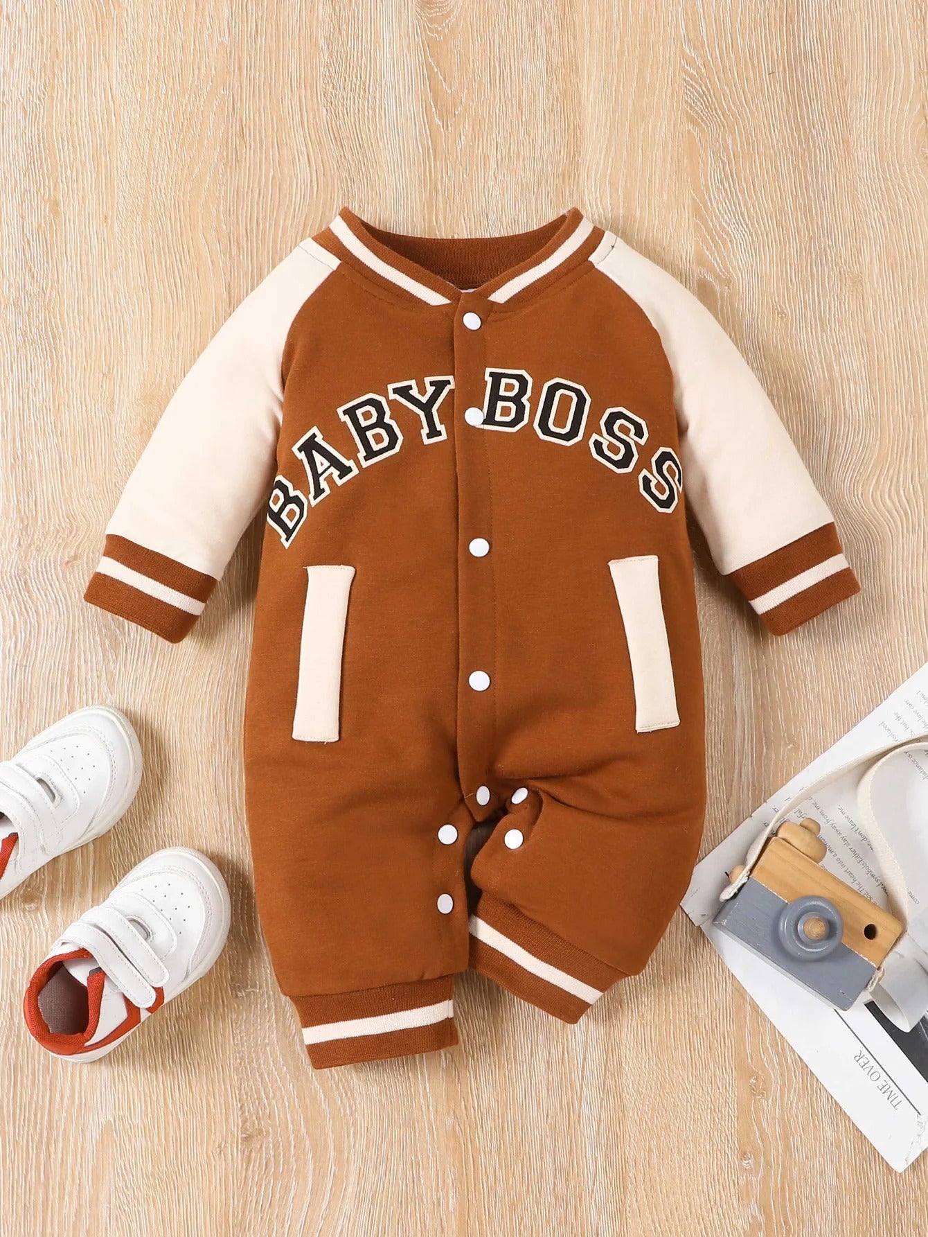 Cute Letter Print Long Sleeve Baby Boy Jumpsuit – Trendy & Comfy Outfit Brown
